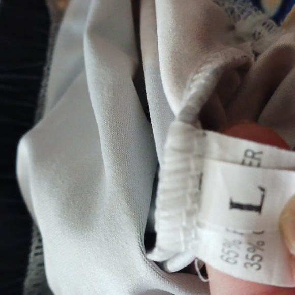 Women's Trendy Graphic Legging Size large. - Picture 13 of 13